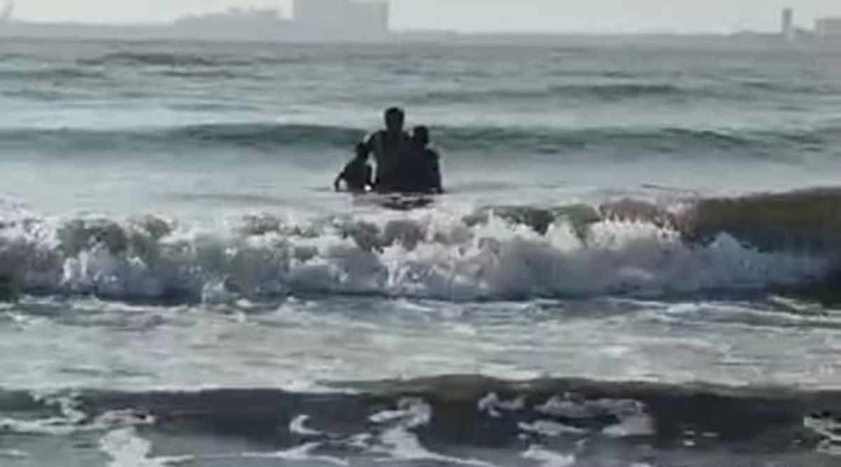 Police constable saves 2 kids from drowning at Juhu beach - Vimarsana News