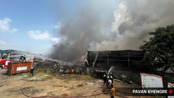 Massive fire at godown cluster in Kondhwa, dozen storage sheds gutted ...