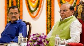 Vinai Kumar Saxena, Arvind Kejariwal