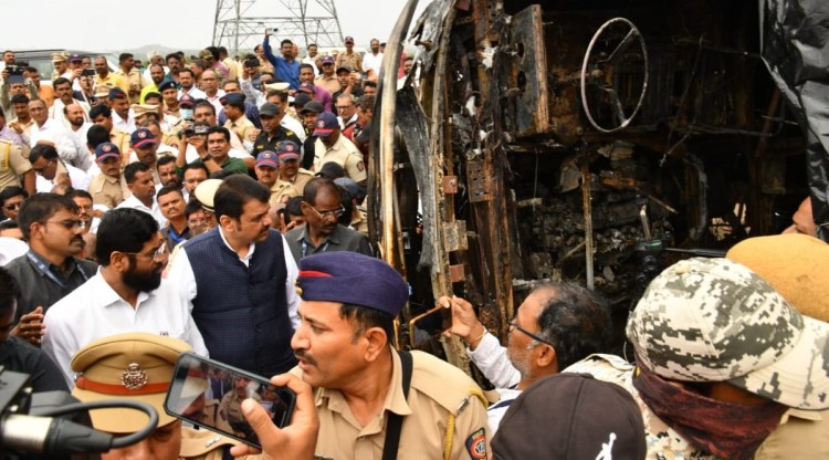 Shinde Fadnavis Buldhana bus accident Samruddhi mahamarg