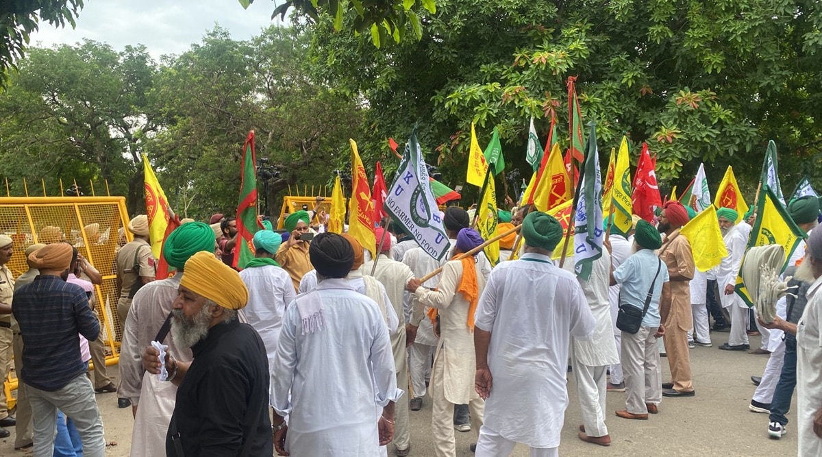 Demanding MSP for crops, Samyukta Kisan Morcha holds protest ...