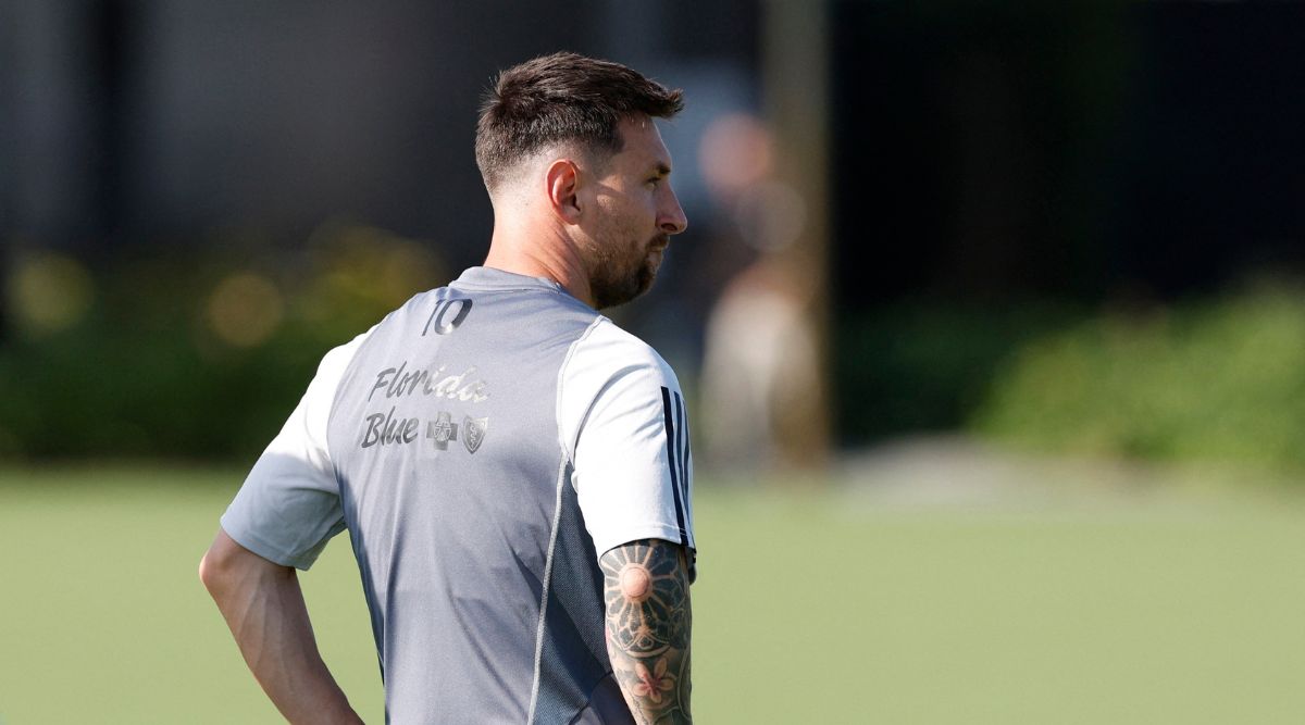Lionel Messi takes to the practice field for 1st time since