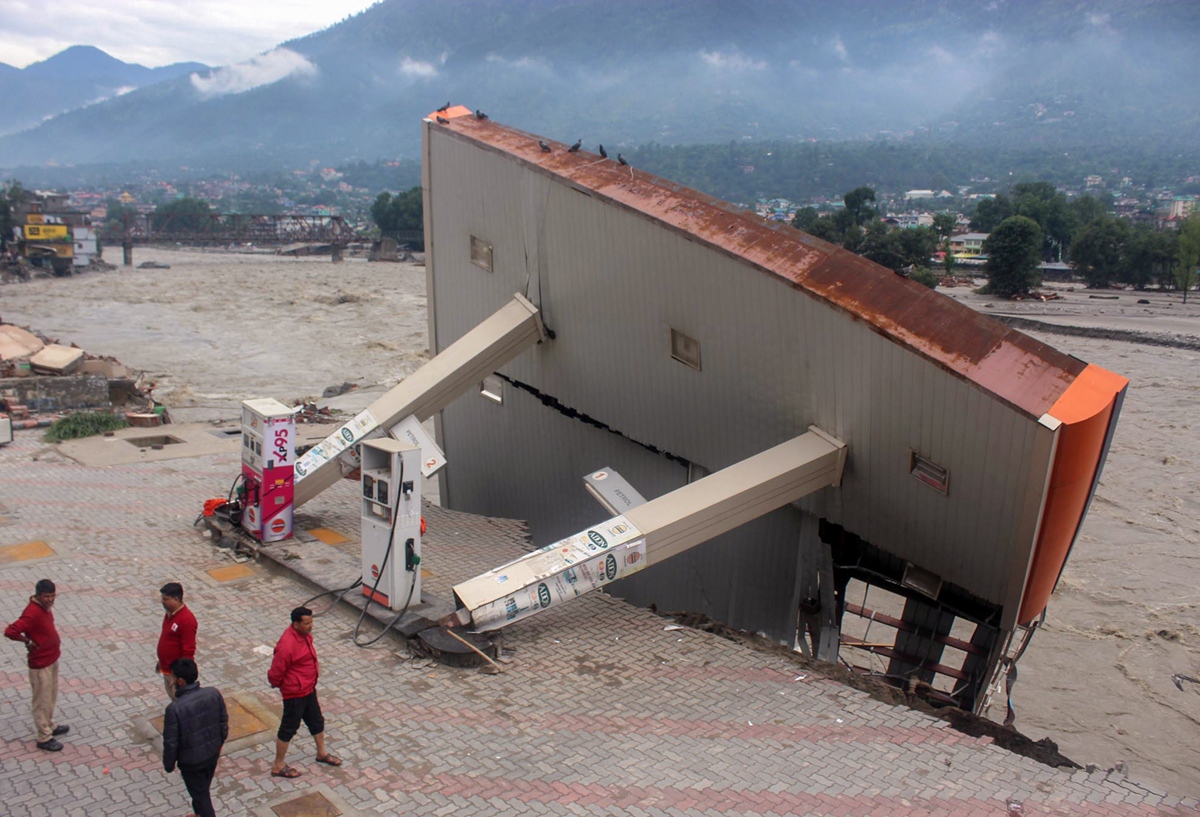 Evacuation of stranded tourists begins from flood-hit areas of Himachal as roads reopen