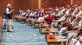 PM discusses policy issues with ministers