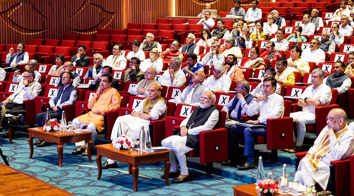 PM discusses policy issues with ministers