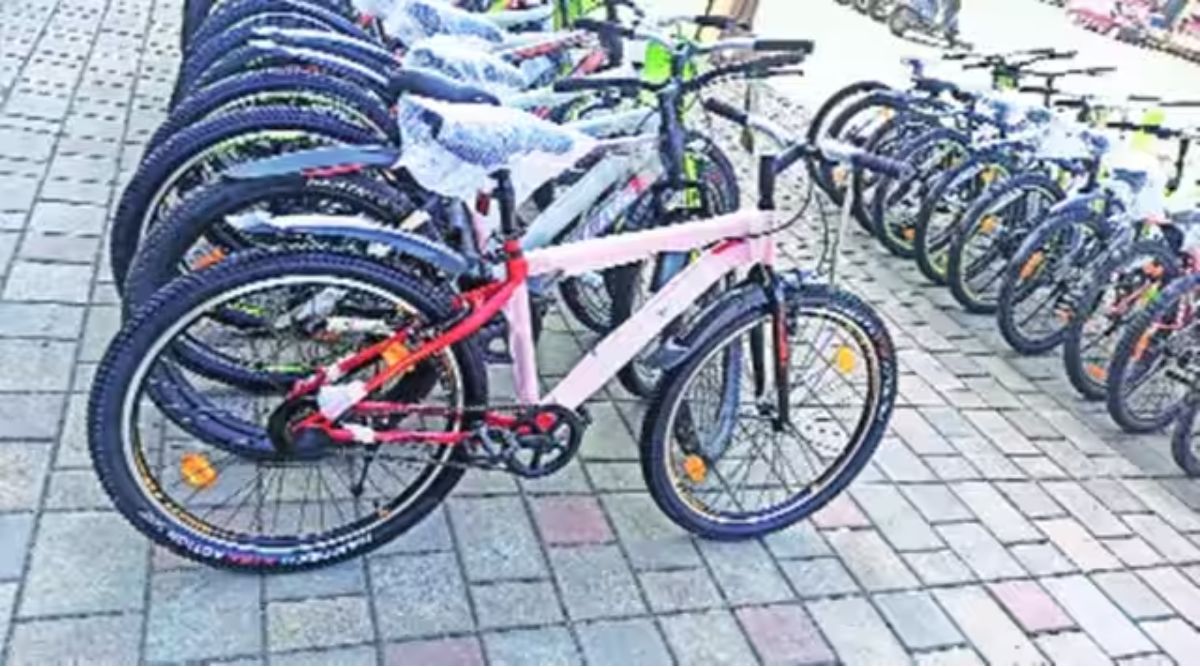 Reflectors on bicycles Gap in demand and supply irks small scale