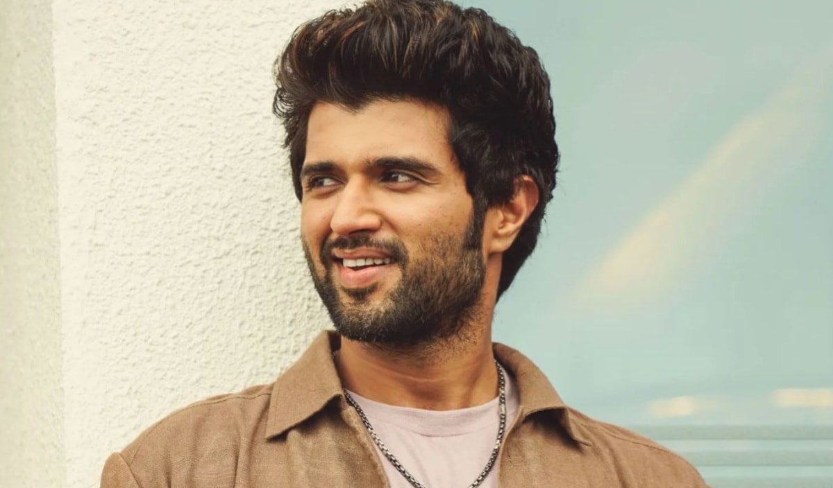 Vijay Deverakonda’s Fan Jumps On Stage, Chases The Star At Baby Success ...