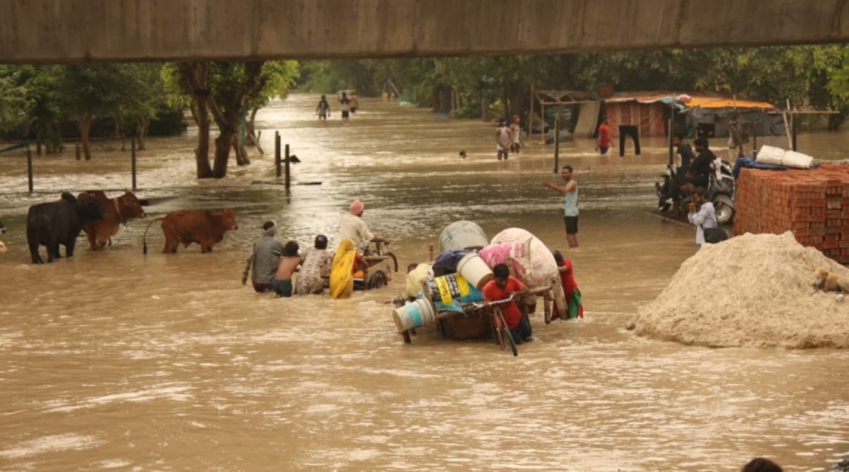 low-lying-areas-in-delhi-flooded-as-yamuna-flows-at-all-time-high