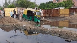 Auto drown in ditch Delhi