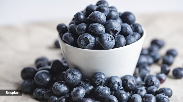 Blueberries are packed with antioxidants called anthocyanins, which have been shown to enhance blood vessel function and reduce the risk of cardiovascular diseases. They also contain fibre and vitamin C, both beneficial for circulation. (Source: Unsplash)