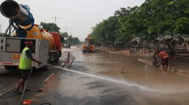 delhi MCD workers, delhi pwd mud Cleaning mud, Municipal Corporation of Delhi, delhi flood, delhi mcd team cleaning operaytion, delhi sanitation workers, indian express, indian express news