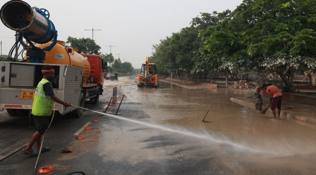 delhi MCD workers, delhi pwd mud Cleaning mud, Municipal Corporation of Delhi, delhi flood, delhi mcd team cleaning operaytion, delhi sanitation workers, indian express, indian express news