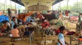 Delhi flood victims, flood victims on streets, deplaced flood victims, delhi flood news, movie screening under flyover, flood-affected families, flood affected families in Mayur vihar