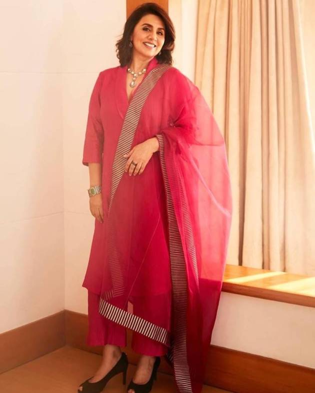 The actor looks great in whatever she wears. But, we have our eyes set on her ethnic wear collection. (Pic source: Instagram/Neetu Kapoor)