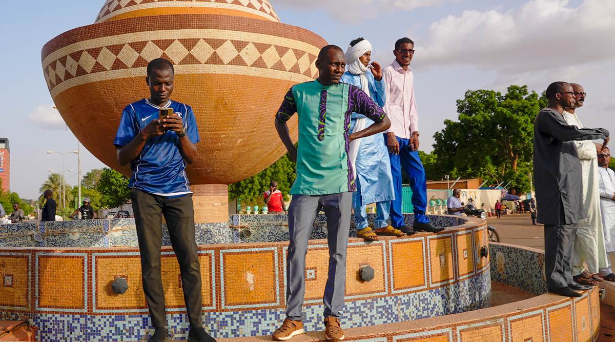 Niger’s foreign minister calls for the president’s release after