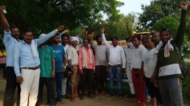 safai karamcharis protest, Greter Noida safai karamcharis protest, safai karamcharis protests in Delhi, Greater Noida Authority office, employee salary issues, indian express news