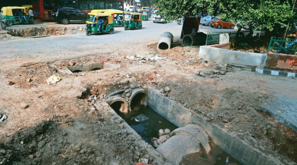 Akshardham Flyover, Noida-Link Road, delhi potholes, potholes, delhi potholes issue, Delhi news, New Delhi, Indian Express, current affairs