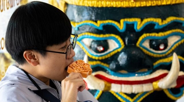Ice creams shaped like tiles at Thailand's famous Temple of Dawn create a buzz among tourists