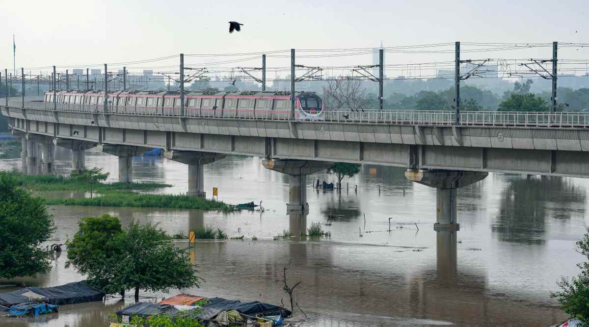 at-207-32-metres-yamuna-water-level-highest-in-10-years-delhi-news