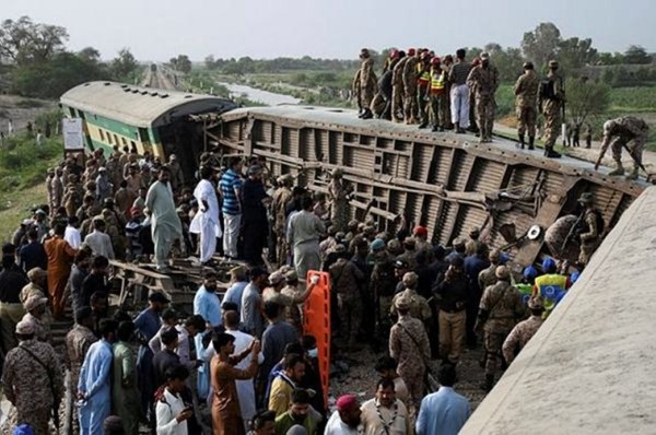Pakistan train derailment