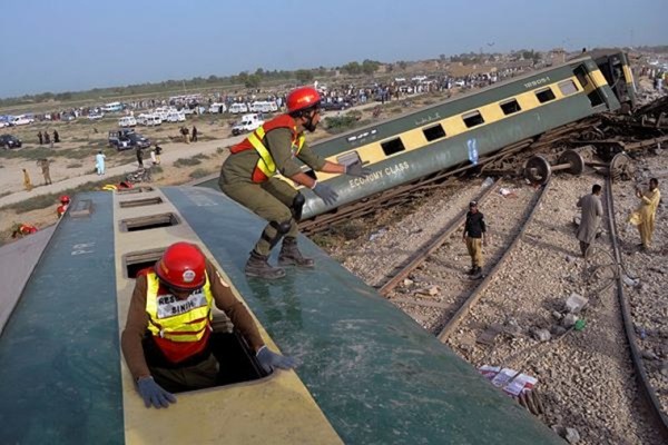 Pakistan train derailment