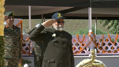 Kargil Vijay Diwas Live Updates: PM Modi pays tribute to soldiers at Kargil  War Memorial on 25th Vijay Diwas | India News - The Indian Express