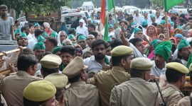 Farmers protest, farmer protest outside Pankaj Singh resident, farmers long pending demands, Bharatiya Kisan Parishad, Noida Authority officials, protesters jump over barricades, who is Pankaj singh, indian express news