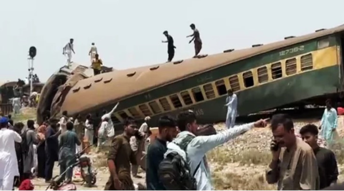 15 killed, nearly 50 injured in train accident in Pakistan | Pakistan News  - The Indian Express