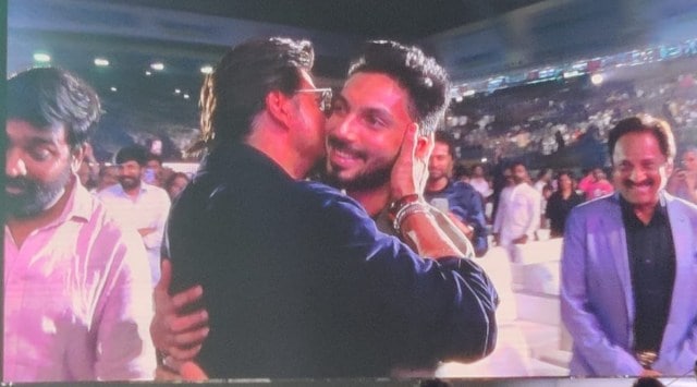Shah Rukh Khan kissing Anirudh Ravichander at Jawan pre-release event