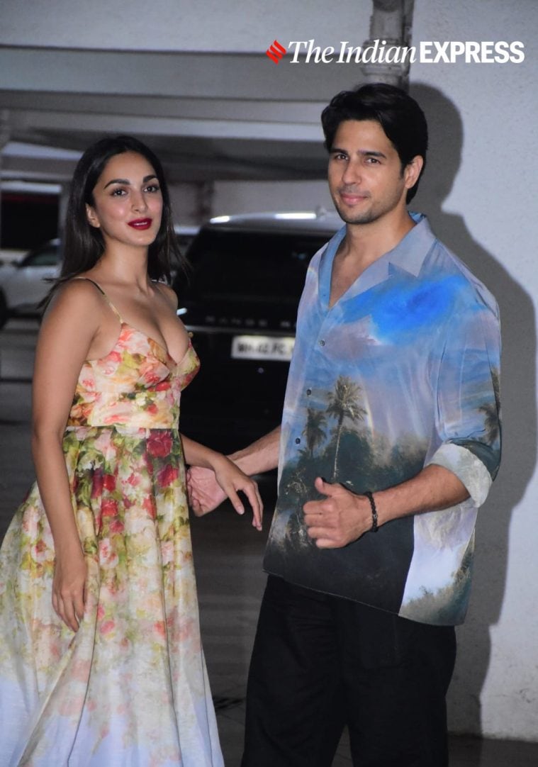 Kiara Advani Sidharth Malhotra Look ‘picture Perfect As They Hold Hands And Pose For 7605