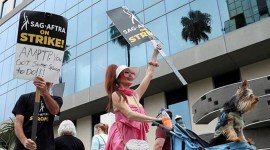SAG-AFTRA actors and Writers Guild of America (WGA) writers walk the picket line during their ongoing strike outside Sunset Bronson studios, near Netflix offices in Los Angeles, California. (Source: REUTERS/Mario Anzuoni)
