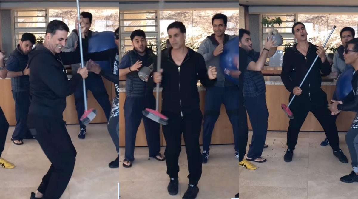 Akshay Kumar Xxx Video - Akshay Kumar holds a mop as he sings 'Kya Hua Tera Wada' with his friends  on Friendship Day in hilarious video. Watch | Bollywood News - The Indian  Express