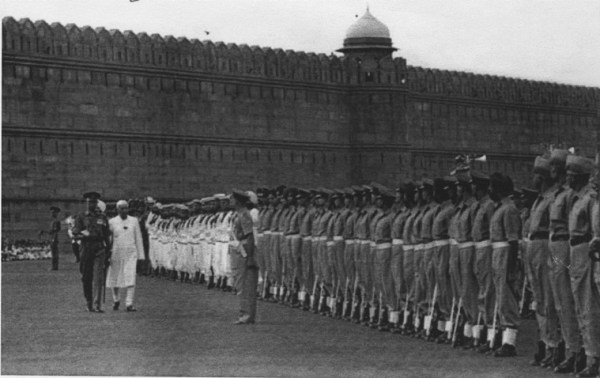 Prime Minister Jawaharlal Nehru inspects a guard of honour at the Red Fort.