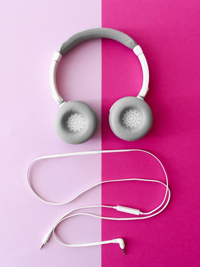 Earphones vs. Headphones Choosing the safer option for your ears The