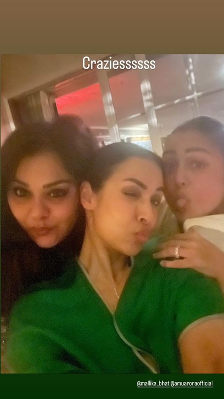 ‘smiles And Pouts Kareena Kapoor Khan Hosts Bffs Karan Johar Malaika Arora Amrita Arora At