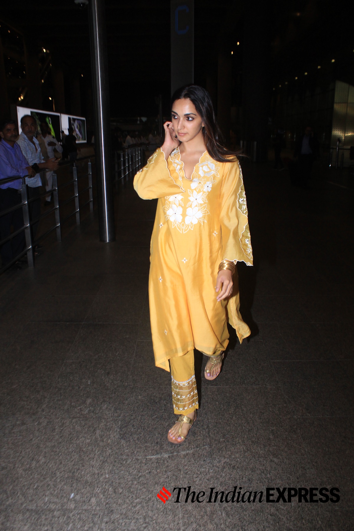 Kiara Advani Spotted At Mumbai Airport - YouTube