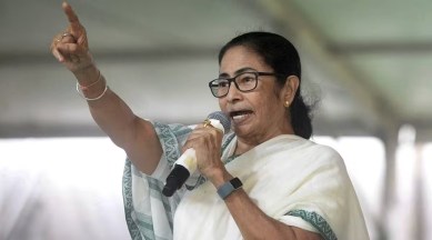 Mamata Banerjee ties rakhi to Uddhav, Aaditya, Amitabh Bachchan