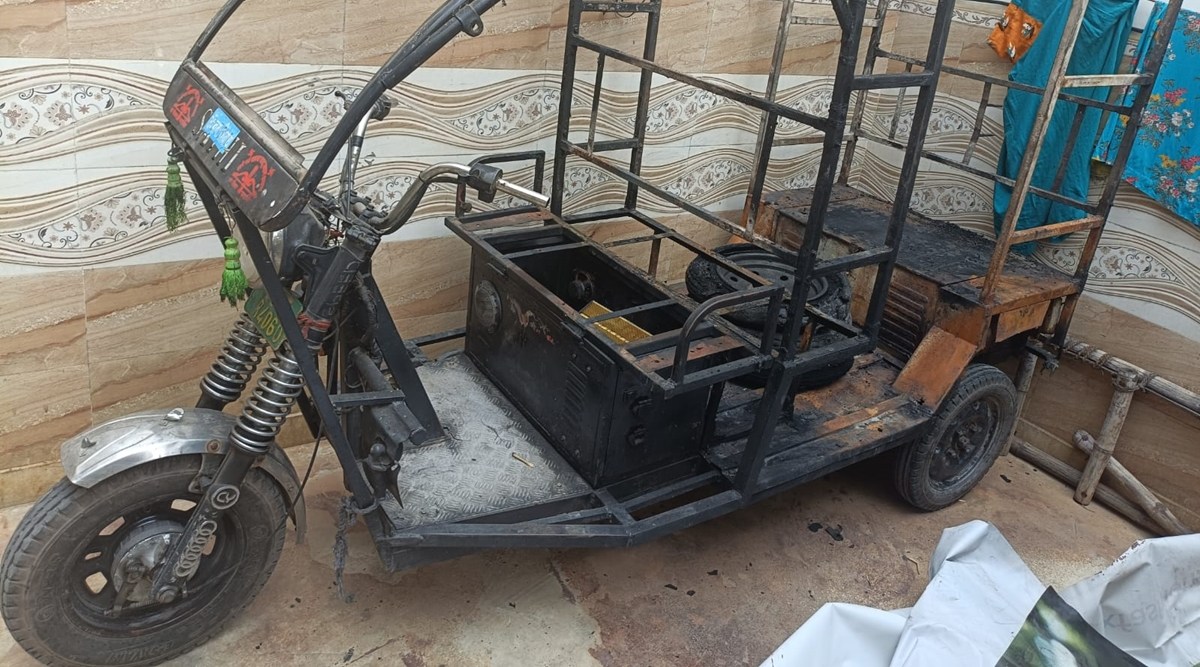 Fire Rickshaw Woman dies of burn injuries as e-rickshaw bursts into flames in Nand ...