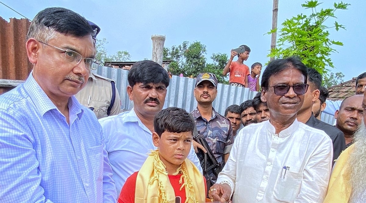 Bengal schoolboy waves red t-shirt to stop train from hurtling towards