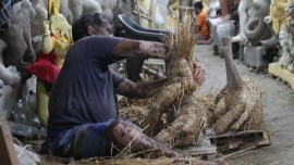 shoratge of labour in Kumartuli, clay idol-makers hub in Kolkata, upcoming festive season, artisans in Kumartuli, Puja Rush, labour shortage, Kolkata news, indian express news