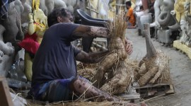 shoratge of labour in Kumartuli, clay idol-makers hub in Kolkata, upcoming festive season, artisans in Kumartuli, Puja Rush, labour shortage, Kolkata news, indian express news