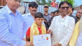 Sealdah-bound Kanchenjunga Express, boy waved red t-shirt, bengal boy bravery, train loco pilot, bengal boy social media fame, train tragedy, indian express news