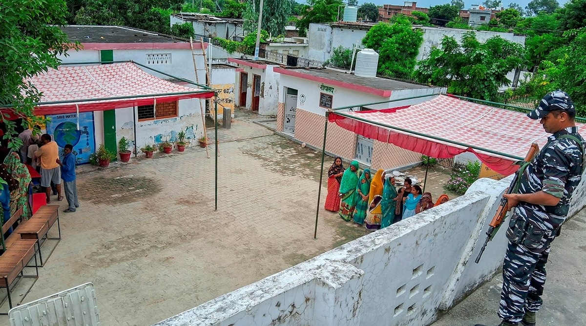 Ghosi Assembly bypoll, Samajwadi Party, trading barbs, Uttar Pradesh news, voters turn out, 2022 Assembly elections, polling percentage, indian express news