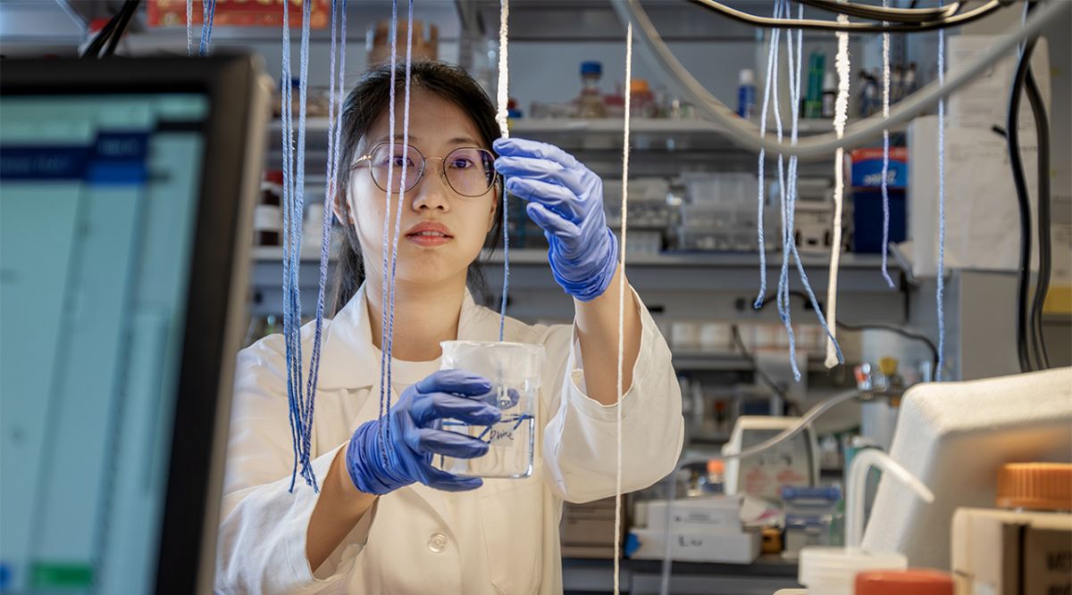 Meiqi Yang, a graduate student in civil and environmental engineering, operating the string-based approach for lithium extraction.