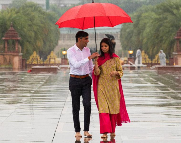 Rishi Sunak, wife Akshata make a morning visit to Akshardham temple ...