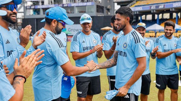  Rohit Sharma handing debut headdress  to Tilak Varma