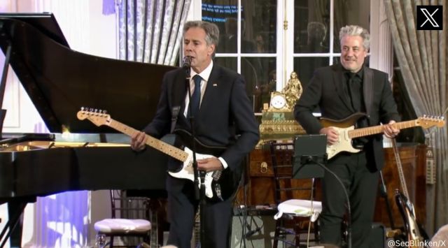 US Secretary of State Antony Blinken plays guitar and sings at ‘Global ...