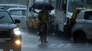 Rainy weekend ahead: Yellow alert in Mumbai until Monday