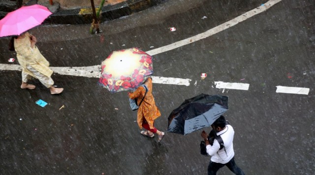 Mumbai Sees Moderate To Heavy Rain Imd Issues Yellow Alert For Sunday