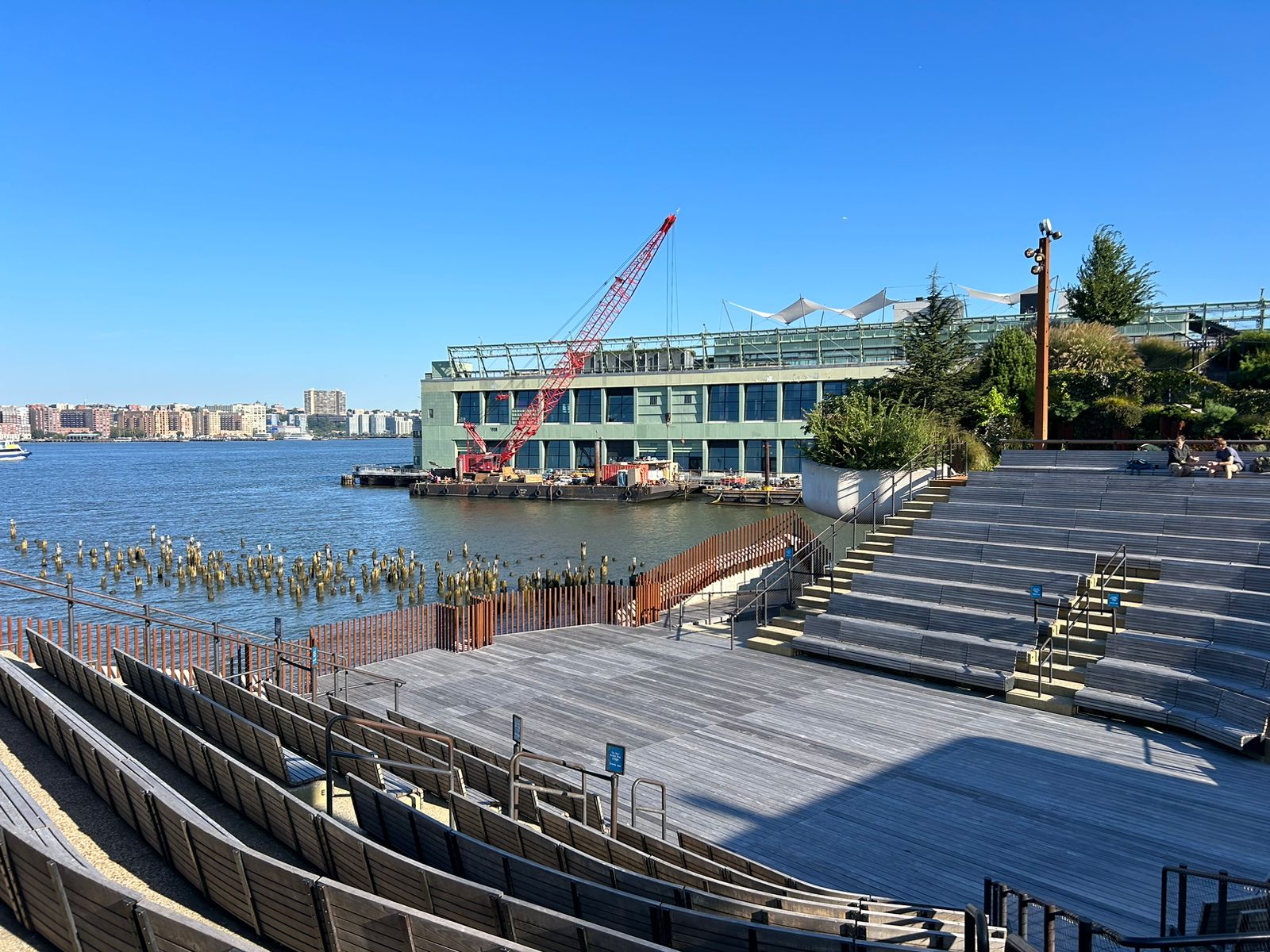 Google’s new office space in New York is situated on a pier which looks out over Manhattan and the Hudson River and features a large-scale rooftop park.